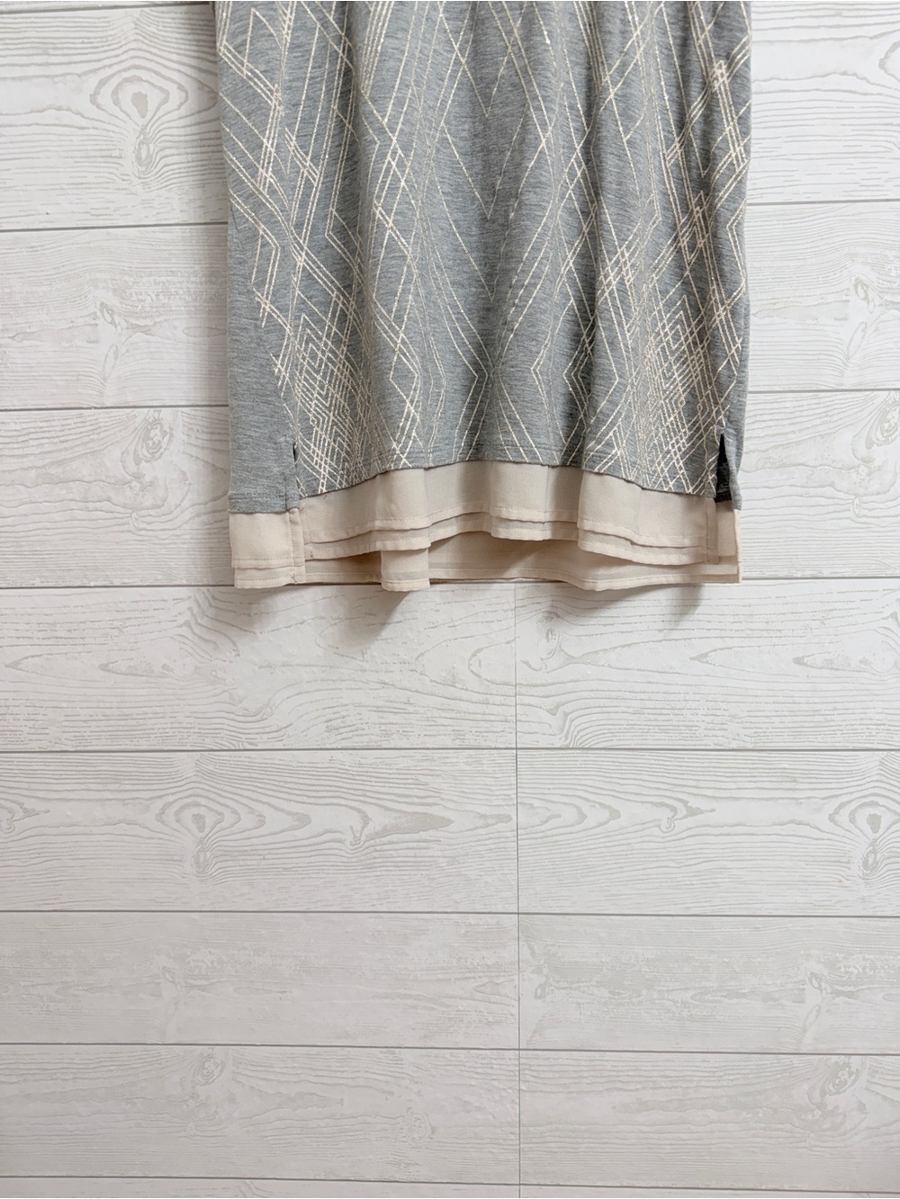 White House Black Market Gray Knit Gold Glitter Tee with Cream Accents. Size L - Picture 4 of 5